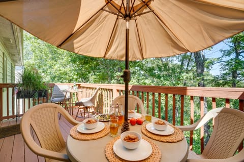 Relax Poolside! Condo 2 Mi to Silver Dollar City Apartment in Table Rock Lake