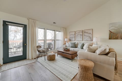 Relax Poolside! Condo 2 Mi to Silver Dollar City Apartment in Table Rock Lake