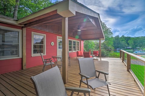 Waterfront Lake Martin Home w/ Grill & Beach! House in Lake Martin