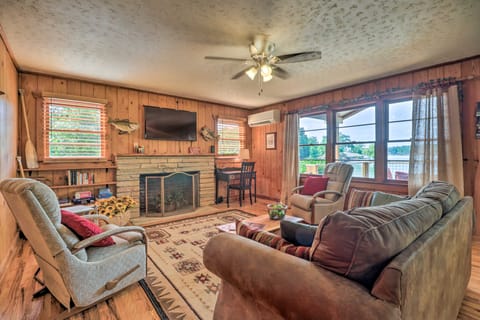 Waterfront Lake Martin Home w/ Grill & Beach! House in Lake Martin