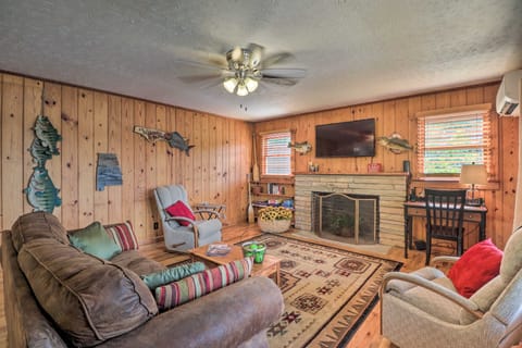 Waterfront Lake Martin Home w/ Grill & Beach! House in Lake Martin