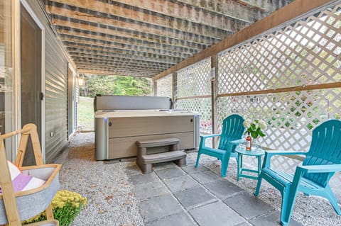 Hot Tub & Private Beach Access! North Conway Home House in Madison