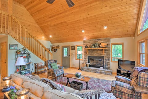 Andrews Cabin w/ Game Room & Covered Porch! House in Tennessee