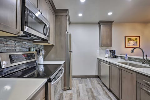 Walk to Main Street: Frisco Townhome w/ Decks Apartment in Frisco