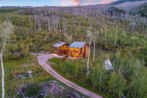 Luxury Modern Retreat: 40 Acres and Mountain Views House in Colorado
