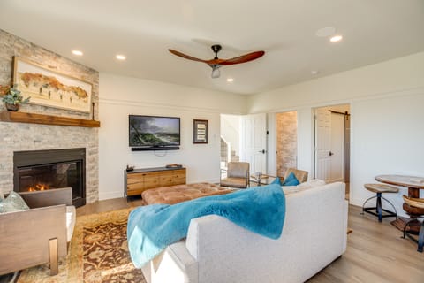 Luxury Modern Retreat: 40 Acres and Mountain Views House in Colorado