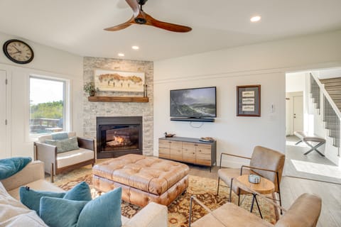 Luxury Modern Retreat: 40 Acres and Mountain Views House in Colorado