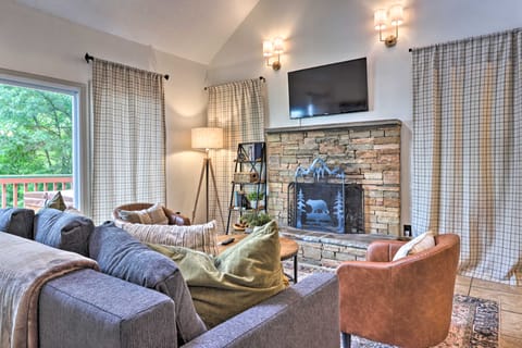 Gatlinburg Chalet: Hot Tub, Sauna + Mountain View House in Gatlinburg