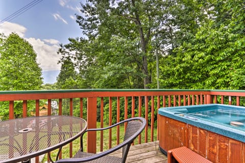 Gatlinburg Chalet: Hot Tub, Sauna + Mountain View House in Gatlinburg