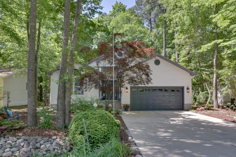 2 Mi to Golf: Hot Tub Hideaway in Ocean Pines House in Ocean Pines