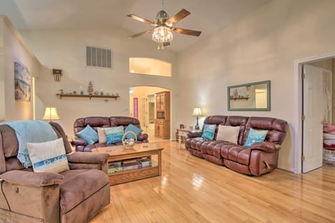 2 Mi to Golf: Hot Tub Hideaway in Ocean Pines House in Ocean Pines