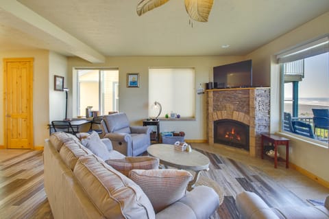 Quiet Waterfront Escape w/ Hot Tub & Beach Access! Apartment in Gold Beach