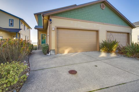 Quiet Waterfront Escape w/ Hot Tub & Beach Access! Apartment in Gold Beach