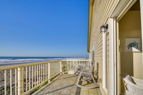 Quiet Waterfront Escape w/ Hot Tub & Beach Access! Apartment in Gold Beach