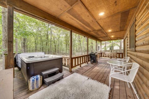 Hot Tub & Deck: Broken Bow 'Azalea House' House in Broken Bow