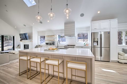 Half-Mi to Big Bear Lake: Modern Home w/ Deck House in Big Bear