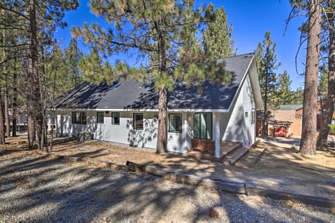 Half-Mi to Big Bear Lake: Modern Home w/ Deck House in Big Bear