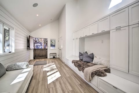 Half-Mi to Big Bear Lake: Modern Home w/ Deck House in Big Bear