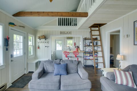 Cozy Fremont Cottage on Lake Poygan + Fishing Dock Cottage in Wisconsin