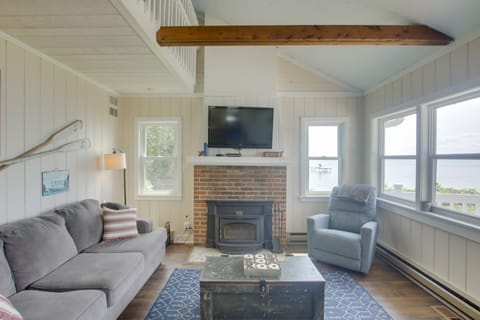 Cozy Fremont Cottage on Lake Poygan + Fishing Dock Cottage in Wisconsin