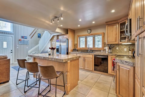 Hot Tub Relaxation: Breck Gem 3 Mi to Skiing! House in Breckenridge