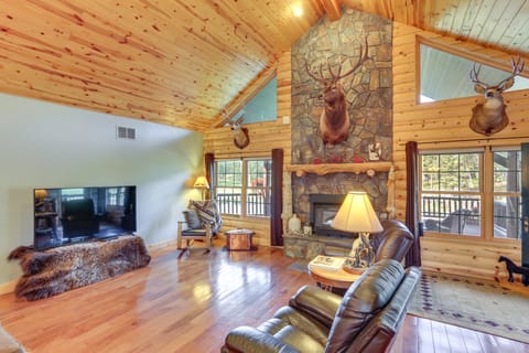 Black Hills Cabin: Hot Tub, Fishing Pond & Deck House in West Custer Township