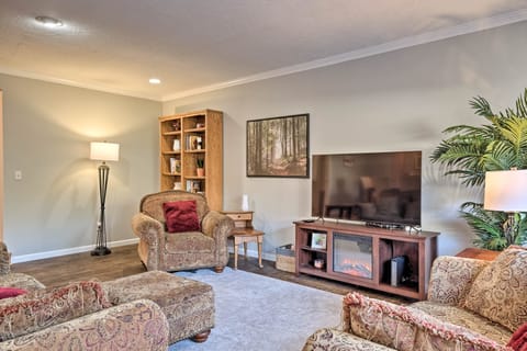 Bright 'Gold Country' Home: Pool, Deck & Hot Tub! House in Jamestown