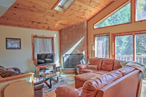 Jewett Cabin w/ Viewing Deck - 10 Mins to Skiing! House in Capital District, NY, USA
