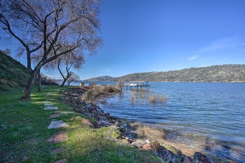 Waterfront Clearlake Retreat w/ Dock & Kayaks House in Clear Lake