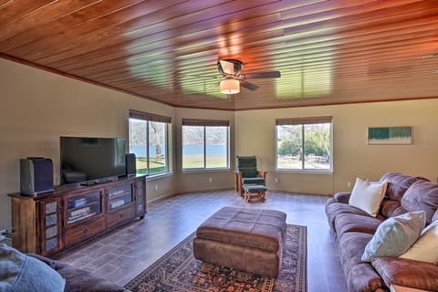 Waterfront Clearlake Retreat w/ Dock & Kayaks House in Clear Lake