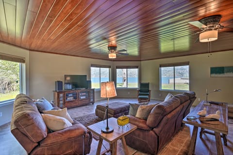 Waterfront Clearlake Retreat w/ Dock & Kayaks House in Clear Lake