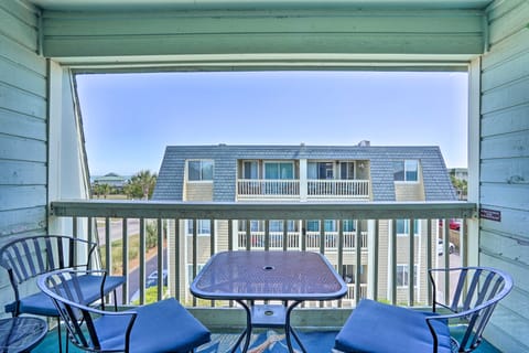 Walk to Beach! Isle of Palms Condo w/ Pool Access Apartment in Isle of Palms