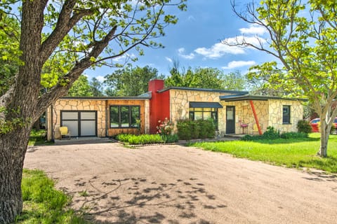 Remodeled Retro Home w/ Deck, Walk to Main Street! House in Blanco