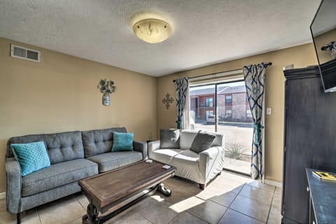 Game Day Retreat: Pool Access, 2 Mi to Texas A & M Apartment in College Station