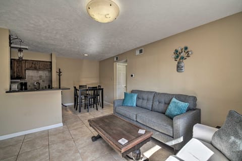 Game Day Retreat: Pool Access, 2 Mi to Texas A & M Apartment in College Station