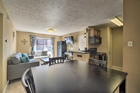 Game Day Retreat: Pool Access, 2 Mi to Texas A & M Apartment in College Station