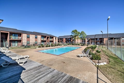 Game Day Retreat: Pool Access, 2 Mi to Texas A & M Apartment in College Station