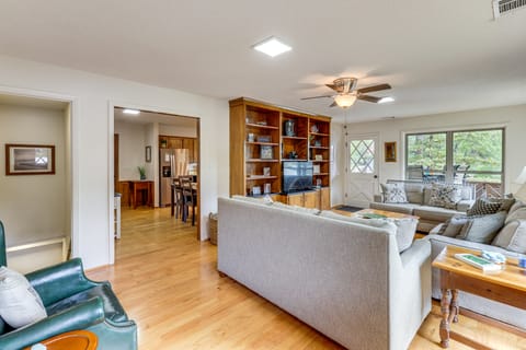 Pet-Friendly Cabin w/ Dock on Lake Martin! House in Lake Martin