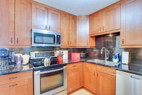 Ski-In Retreat w/ Pool! 2 Blocks to Main St Breck Apartment in Breckenridge