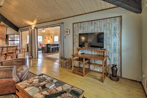 Walk to Sea Isle Beach: Canal-Front Gem w/ Pool House in Galveston Island