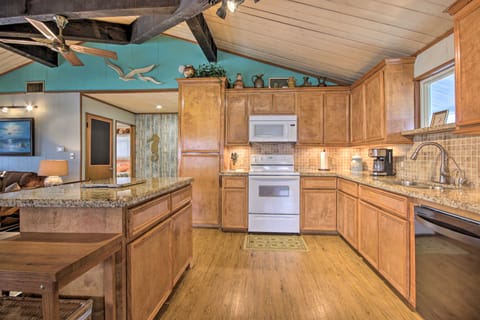 Walk to Sea Isle Beach: Canal-Front Gem w/ Pool House in Galveston Island