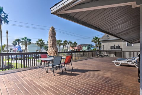 Walk to Sea Isle Beach: Canal-Front Gem w/ Pool House in Galveston Island