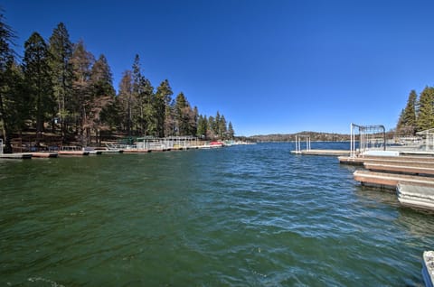 ‘Lakeview Lodge’ Fit for Groups < 1 Mile to Lake! House in Lake Arrowhead