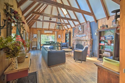 ‘Lakeview Lodge’ Fit for Groups < 1 Mile to Lake! House in Lake Arrowhead