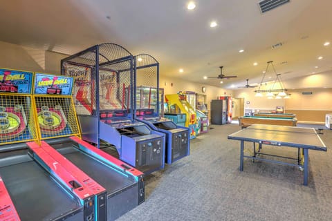 Jacuzzi Tub: Branson Retreat ~ 4 Mi to Strip Apartment in Ozark Mountains