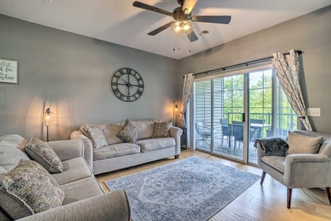 Jacuzzi Tub: Branson Retreat ~ 4 Mi to Strip Apartment in Ozark Mountains