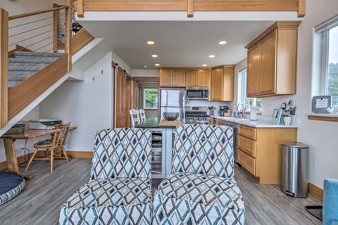 Walk to Beach! Chic Yachats Gem w/ Private Balcony Apartment in Oregon