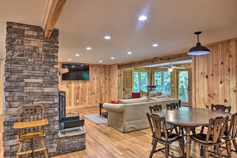 Rustic Sunset Escape on 67 Acres: Outdoor Kitchen House in Pickens County