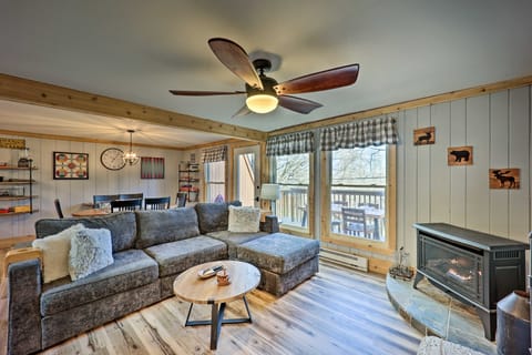1 Mi to Ski! Condo w/ Indoor Pool in Beech Mtn Apartment in Beech Mountain