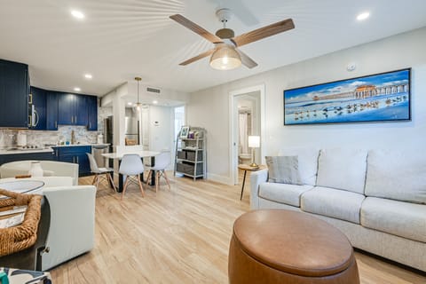 Sleek Coastal Abode: 1 Block to Naples Beach! Apartment in Naples